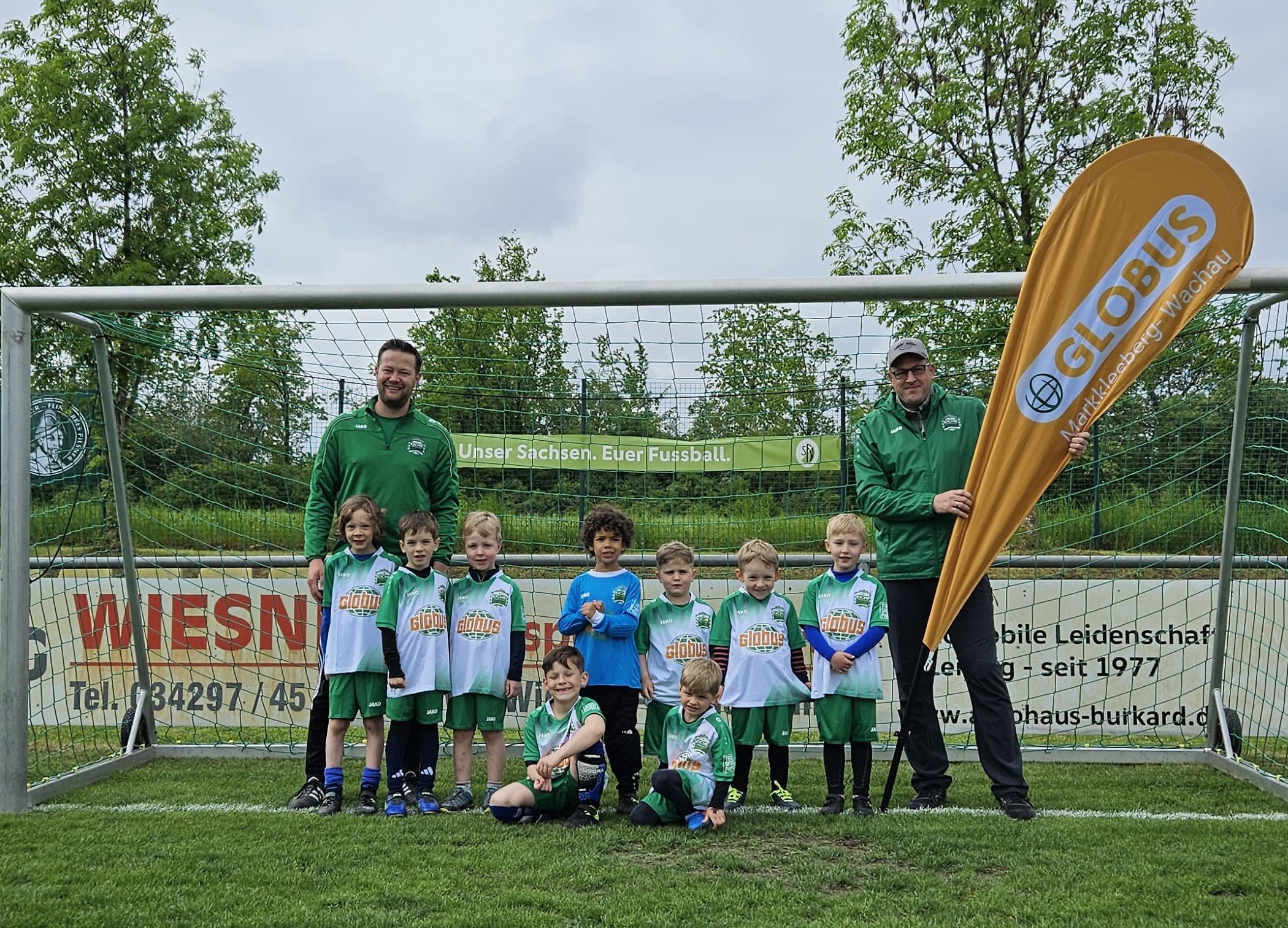 https://www.sv-eiche-wachau.de/wp-content/uploads/2026/05/Trikots-Bambini-Sponsor-Globus.jpg